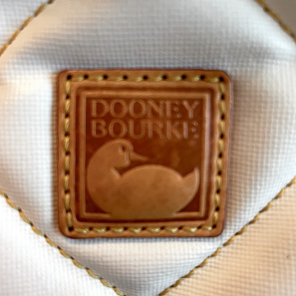 A CLASSIC. WHITE & TAN TUFTED STANDS OUT FOR SURE! - Picture 14 of 15